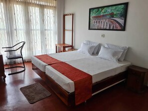 Basic-Zimmer | Schreibtisch, laptopgeeigneter Arbeitsplatz, Bügeleisen/Bügelbrett