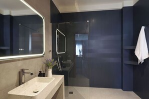 Sèche-cheveux, serviettes fournies, savon, papier toilette