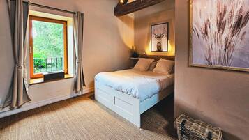 1 bedroom, desk, WiFi, bed sheets