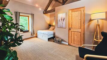 1 bedroom, desk, WiFi, bed sheets