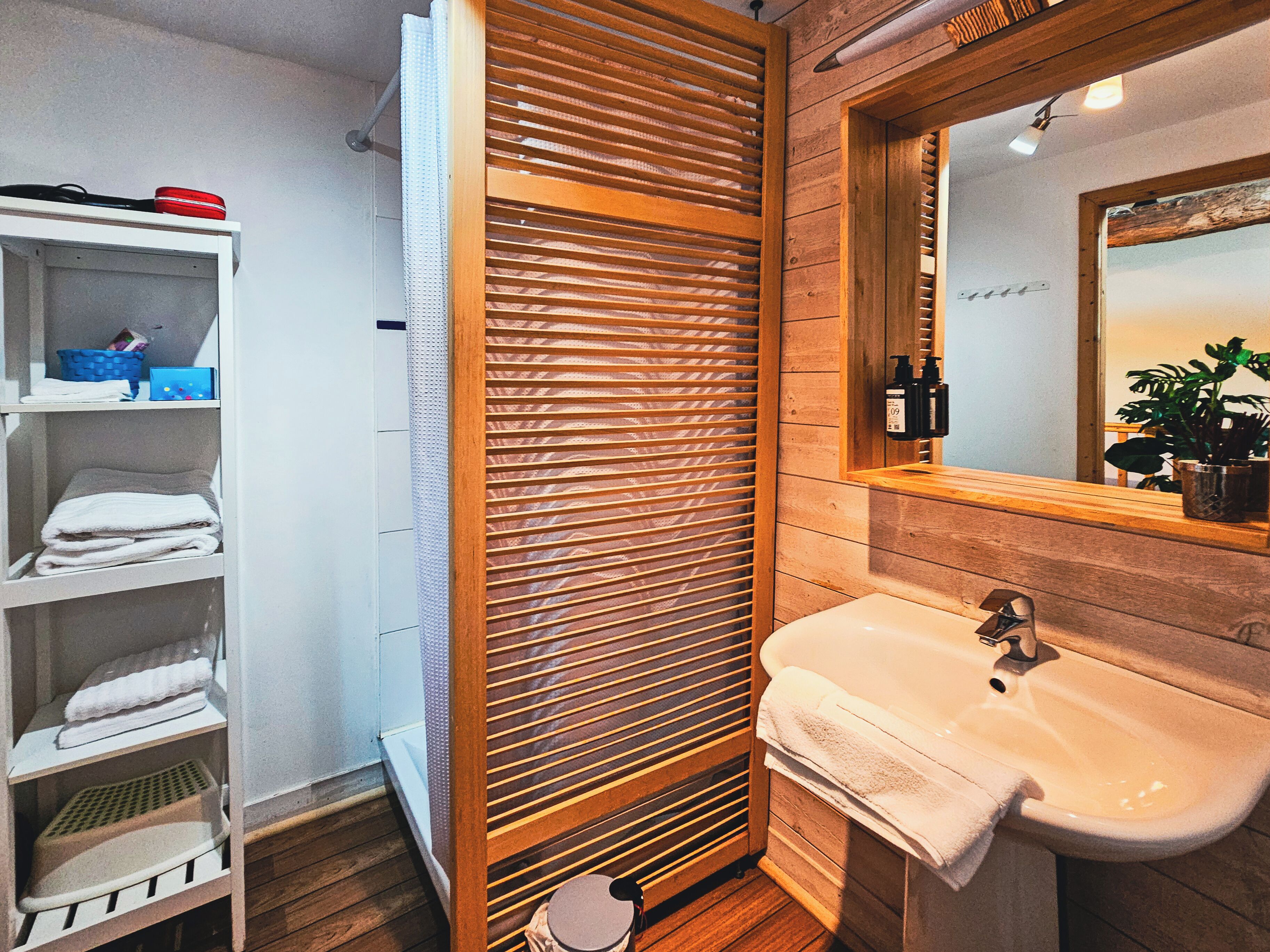 Douche, articles de toilette écologiques, sèche-cheveux