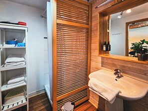 Een douche,  milieuvriendelijk toiletgerief, een haardroger, handdoeken