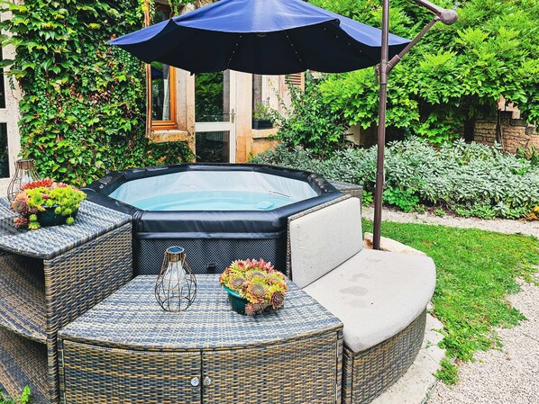 Outdoor spa tub