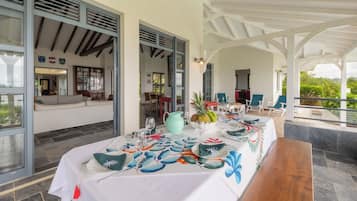 Vila Mewah, 5 kamar tidur, kolam renang pribadi, pemandangan laut | Teras/patio