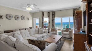 Condo, varias camas, balcón, vista al océano (Legacy 303) | Área de sala de estar | Televisión de pantalla plana de 55 pulgadas con canales digitales 
