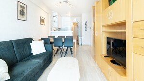 Un salon moderne avec un canapé, une table basse et un meuble pour la télévision.