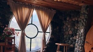 Phòng đôi hoặc 2 giường đơn tiện nghi đơn giản, quang cảnh núi