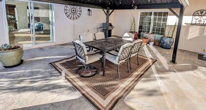 Spacious ranch house with 2 private hot tubs