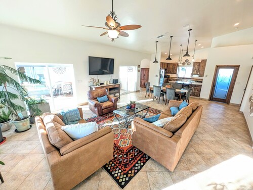 Spacious ranch house with 2 private hot tubs