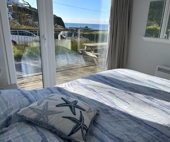 Chalet | 2 bedrooms, iron/ironing board, free WiFi, bed sheets - Sea View - 1min to Beach - Dog Friendly - 4 Guests (Looe)