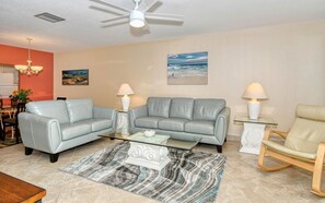 TV, books - Beachy 2BR 2 BA Getaway – Ground Floor  Siesta Key (Siesta Key)