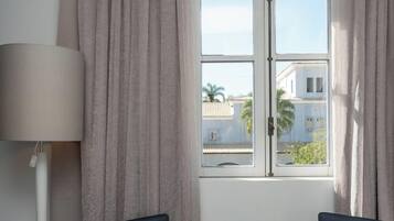 Design kamer | 1 slaapkamer, een kluis op de kamer, een bureau