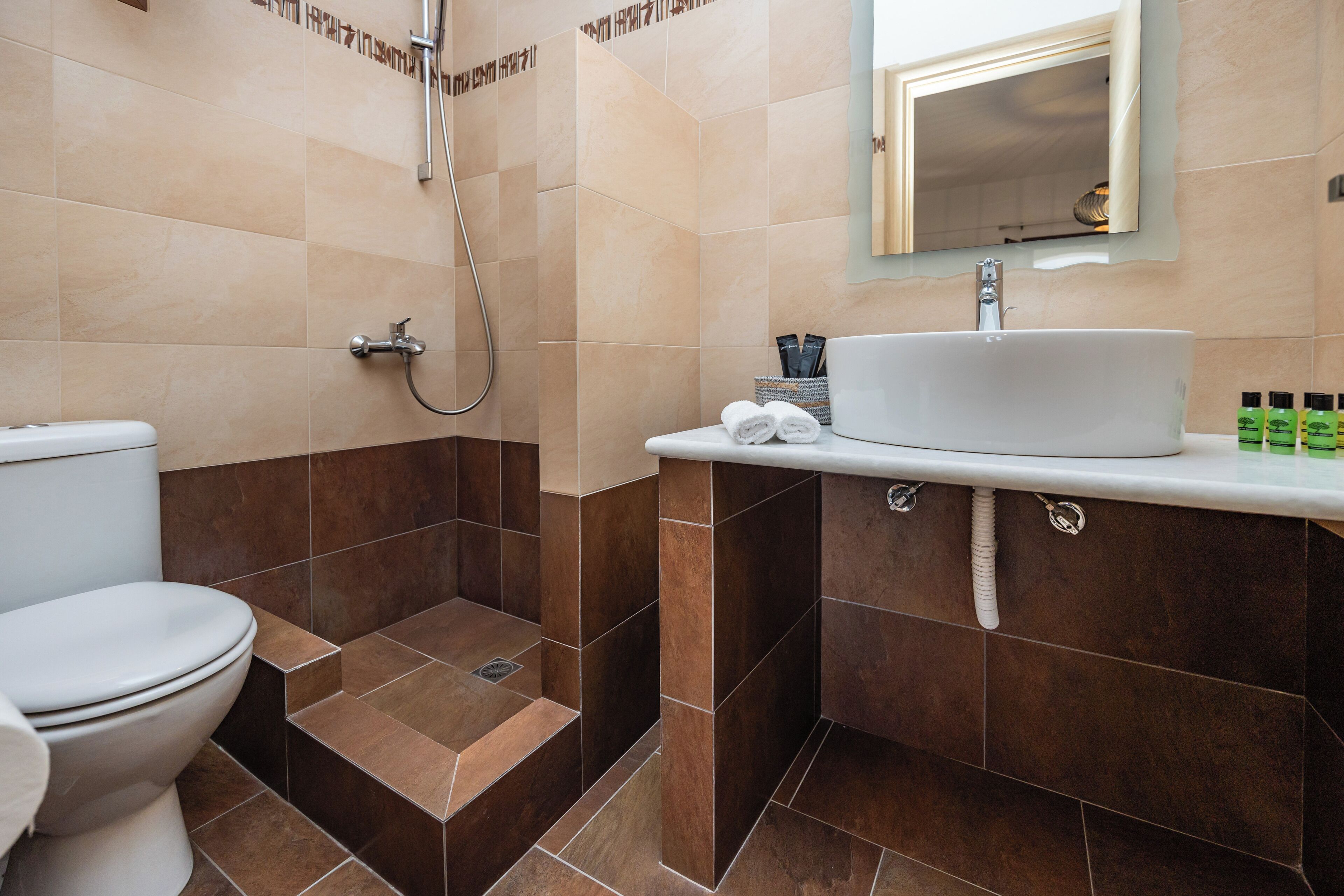 Un baño moderno con inodoro, ducha y lavamanos.