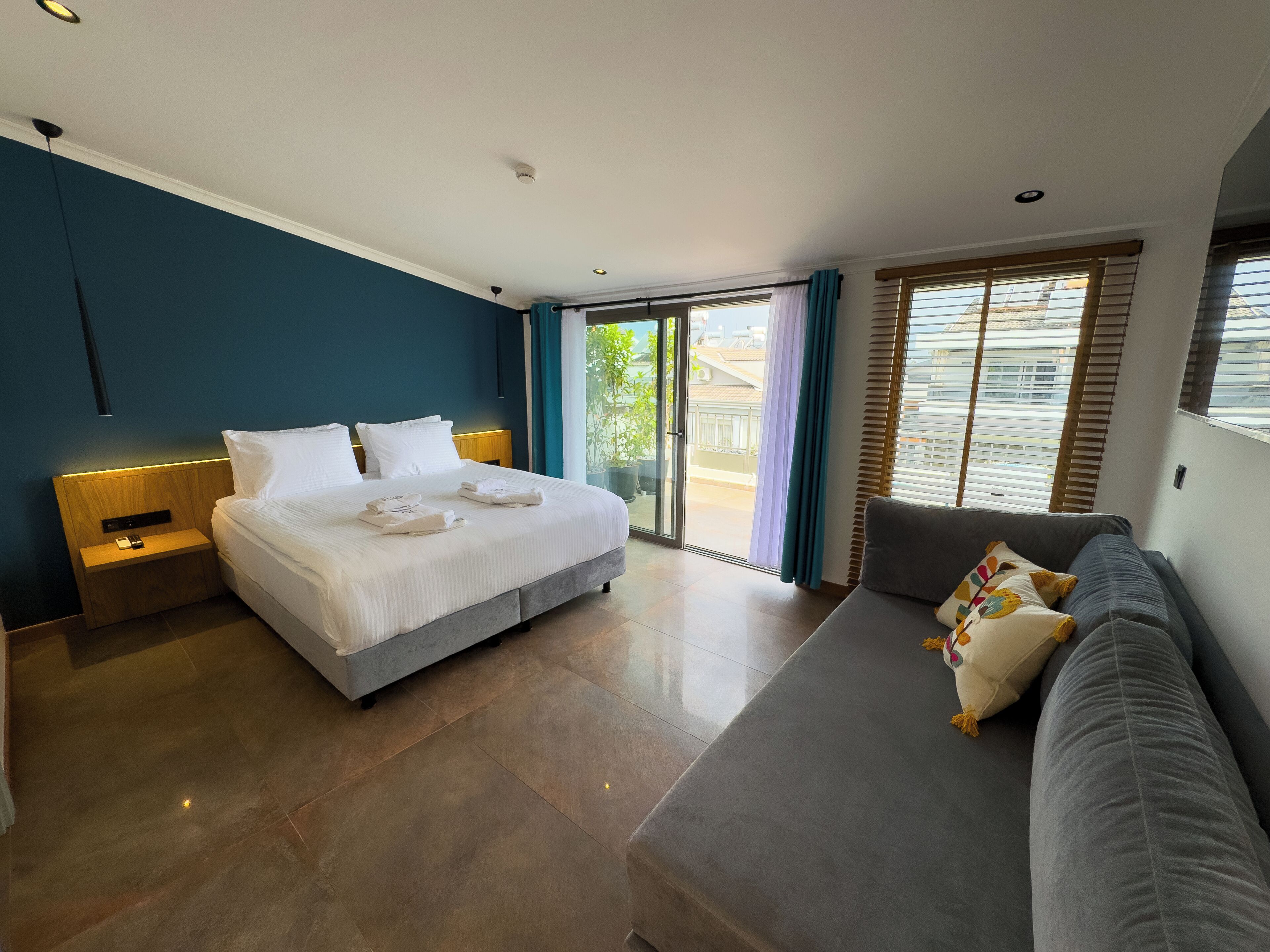 Standaard tweepersoonskamer, 1 kingsize bed, balkon | Een kluis op de kamer, een bureau, verduisterende gordijnen