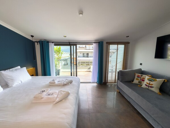 Standaard tweepersoonskamer, 1 kingsize bed, balkon | Een kluis op de kamer, een bureau, verduisterende gordijnen