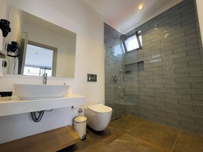 Shower, eco-friendly toiletries, hair dryer, slippers - Nakas Hotel (Fethiye)
