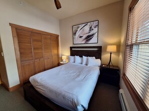 3 bedrooms, WiFi, bed sheets - NEW! 3BR Red Hawk Townhome - Gondola Access (Keystone)