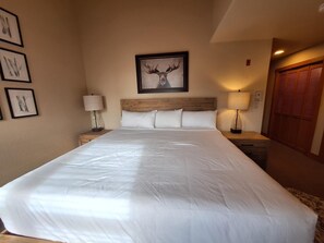 3 bedrooms, WiFi, bed sheets - NEW! 3BR Red Hawk Townhome - Gondola Access (Keystone)