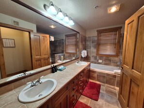 Shower, hair dryer, towels - NEW! 3BR Red Hawk Townhome - Gondola Access (Keystone)