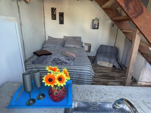 4 室のベッドルーム、デスク、WiFi、ベッドシーツ