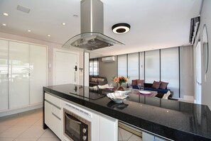 Kühlschrank, Mikrowelle, Ofen, Geschirrspüler