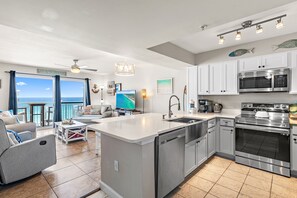 Réfrigérateur, four à micro-ondes, un four, surface de cuisson