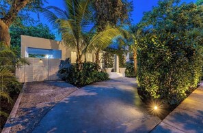 Property grounds - 2-bedroom house in beautiful El Portal with huge backyard (El Portal)