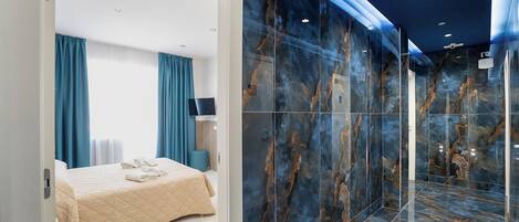 Ein modernes Hotelzimmer mit einem Bett, einem großen Spiegel und einer Marmorwand.