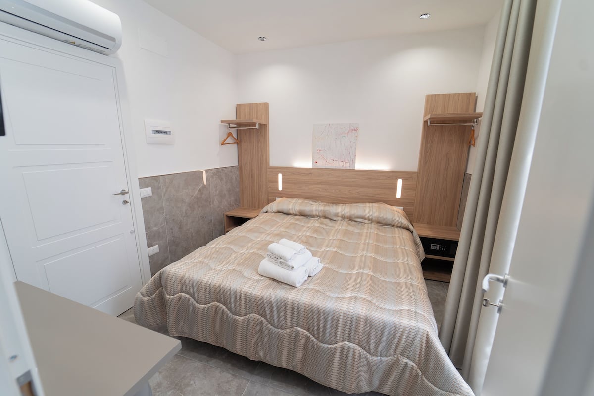 Standard Room, Courtyard View, Annex Building (Vico Giardinetto) | Desk, soundproofing, cribs (surcharge), WiFi (free)