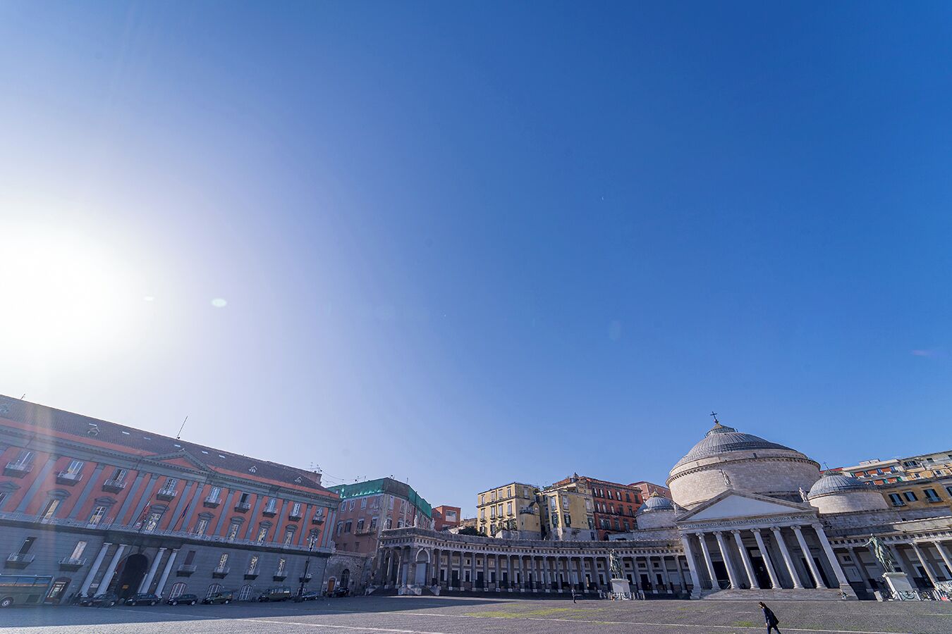 Ein historischer Platz mit klassischer Architektur, darunter eine markante Kuppel und Säulen.