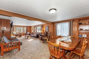 Una Smart TV, una chimenea, un reproductor de DVD