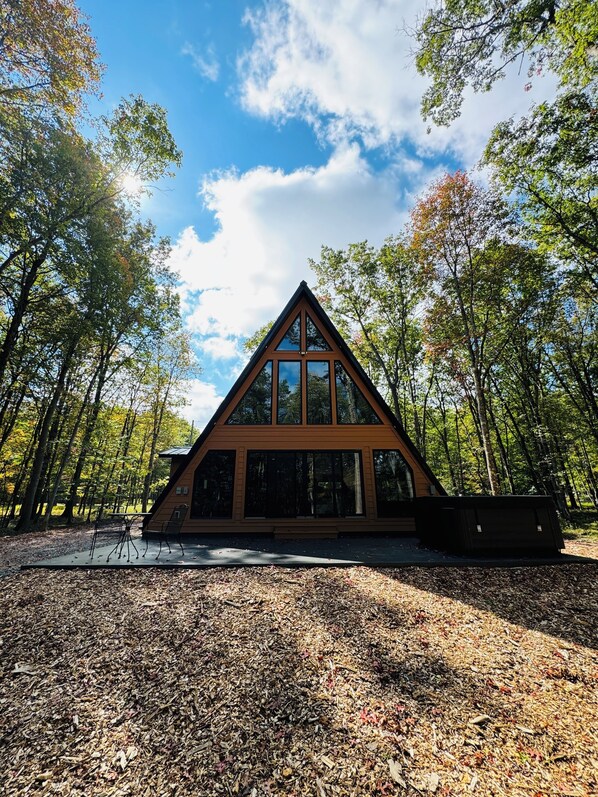 Exterior - Peaceful moody Aframe ~10 min to hiking &Jim Thorpe. Hot tub, bbq & shuffleboard (ALBRIGHTSVLLE)