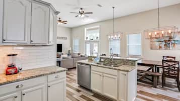 House, Multiple Beds, Hot Tub, Pool View (Palazzo 30A) | Private kitchen | Fridge, microwave, oven, stovetop