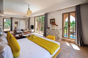 5 bedrooms, iron/ironing board, WiFi, bed sheets