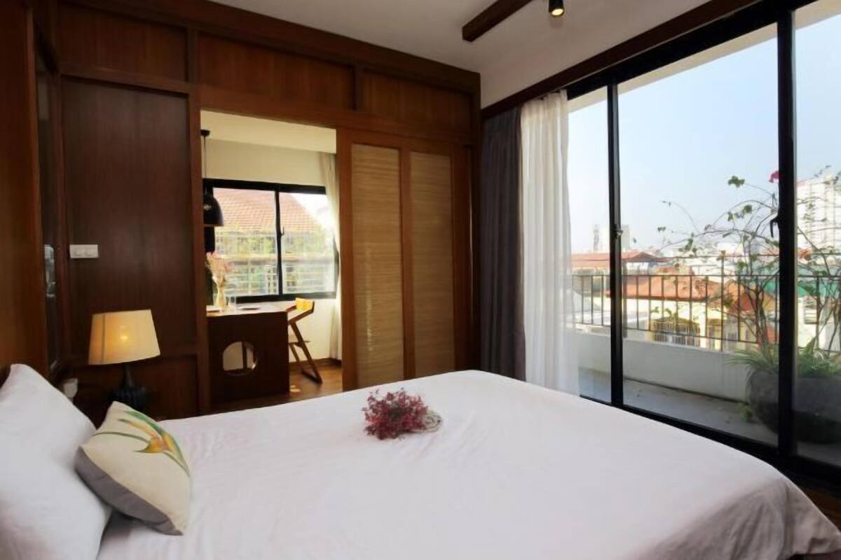 1 bedroom, premium bedding, desk, laptop workspace