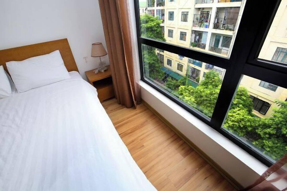 1 bedroom, premium bedding, desk, laptop workspace