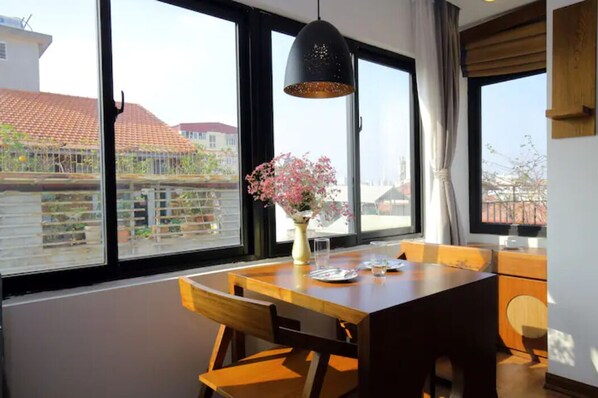 เอ็กเซกคิวทีฟอพาร์ทเมนท์, วิวเมือง | 1 ห้องนอน, เครื่องนอนระดับพรีเมียม, โต๊ะทำง��าน