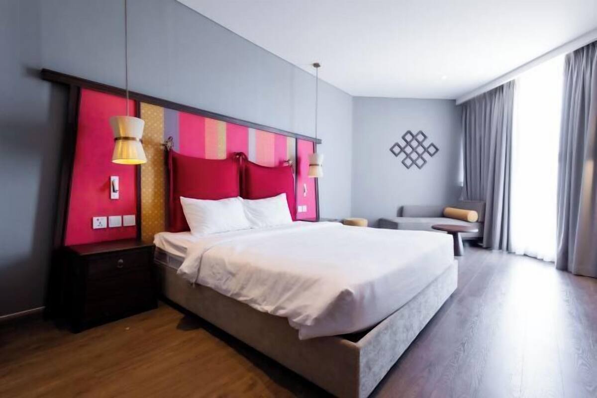 1 bedroom, premium bedding, desk, laptop workspace