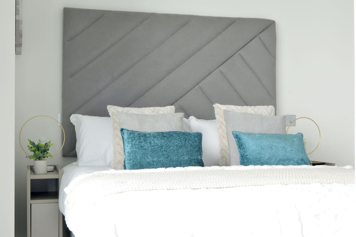 Iron/ironing board, free WiFi, bed sheets