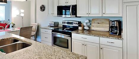 冰箱、微波炉、烤箱、炉灶