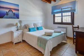 4 slaapkamers, een strijkplank/strijkijzer, gratis wifi, beddengoed