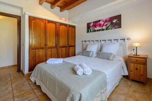 4 slaapkamers, een strijkplank/strijkijzer, gratis wifi, beddengoed