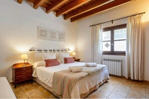 4 bedrooms, iron/ironing board, free WiFi, bed sheets
