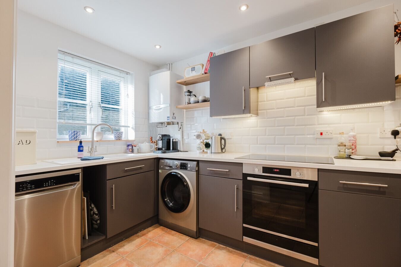 Kjøleskap, mikrobølgeovn, ovn og kokeplater