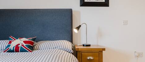 3 bedrooms, desk, iron/ironing board, free WiFi