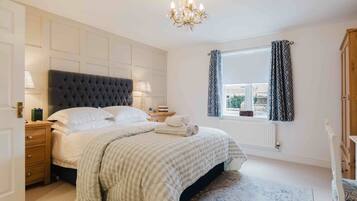 3 bedrooms, desk, iron/ironing board, free WiFi