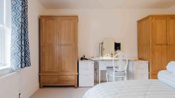 3 bedrooms, desk, iron/ironing board, free WiFi