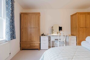3 habitaciones, escritorio, tabla de planchar con plancha y wifi gratis 
