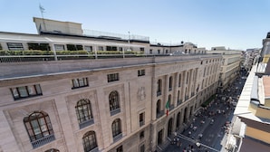 Ein historisches Gebäude mit Bogenfenstern und einem Innenhof.