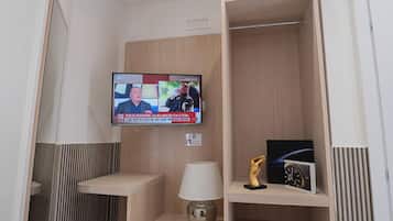 Standaard kamer, balkon, uitzicht op de binnenplaats | Een bureau, geluiddichte muren, babybedden (toeslag), gratis wifi